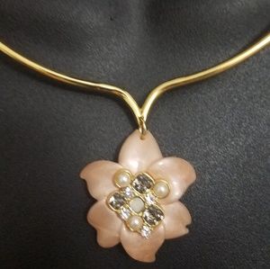VINCE CAMUTO CORAL RESIN FLOWER NECKLACE